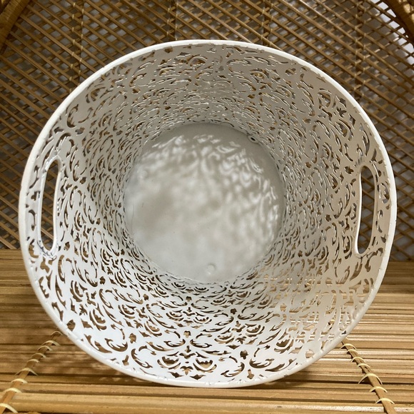 ⭐️ Free With Bundle Purchase Of 2+ Items! White Lace Patterned Trash Can - Picture 3 of 3